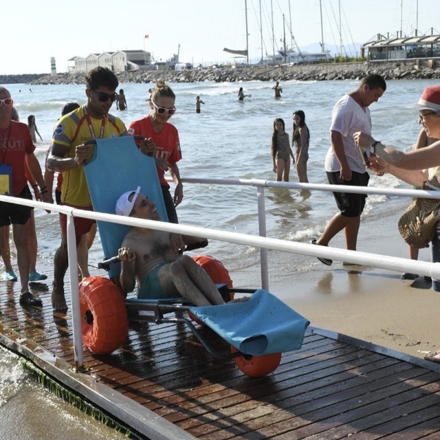 Kuşadası'nda engelsiz plaj uygulamasıyla deniz keyfi herkes için erişilebil...