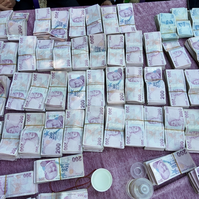 İki gece iki gün süren düğünde 35 koyun kesildi, 6 milyon lira takı takıldı...