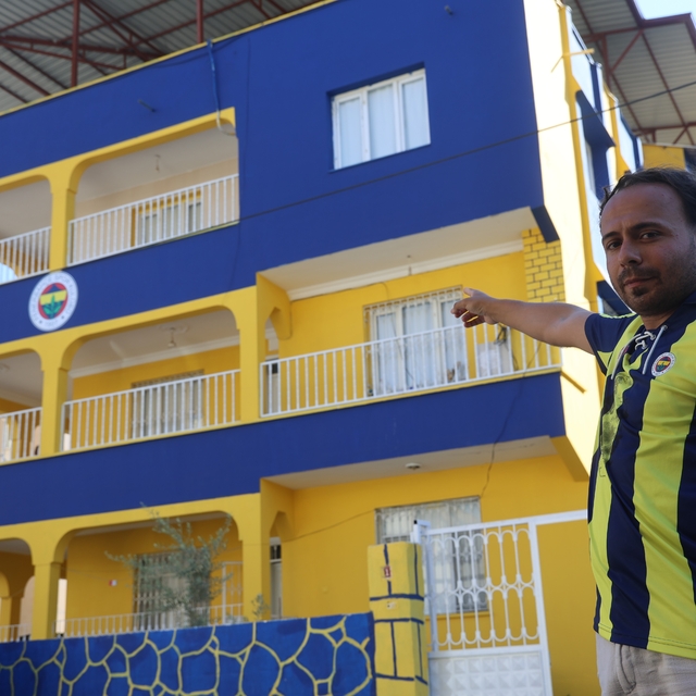 Fanatik ailenin sarı laciverte boyatıp, amblem koydurduğu 'Fenerbahçeli ev'...
