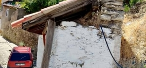 Tarihi çeşmenin çatısı tehlike altında