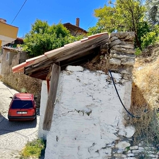 Tarihi çeşmenin çatısı tehlike altında