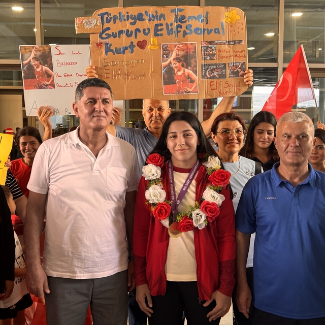Şampiyon güreşçi memleketinde davul zurnayla karşılandı