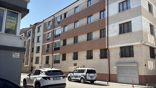 Yayılan kokular nedeniyle eve giren ekipler yaşlı adamın cesedi ile karşılaştı