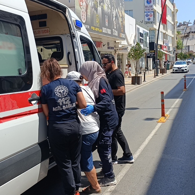 Motosikletiyle yayaya çarptı, trafik ekibini beklemeyip gitti