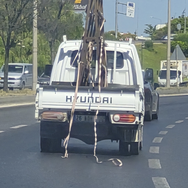 Kamyondan sarkan şeritler trafiği tehlikeye attı