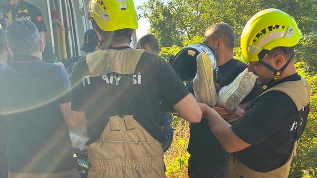 Yoldan çıkıp 50 metre yuvarlanan motosikletin sürücüsü yaralandı