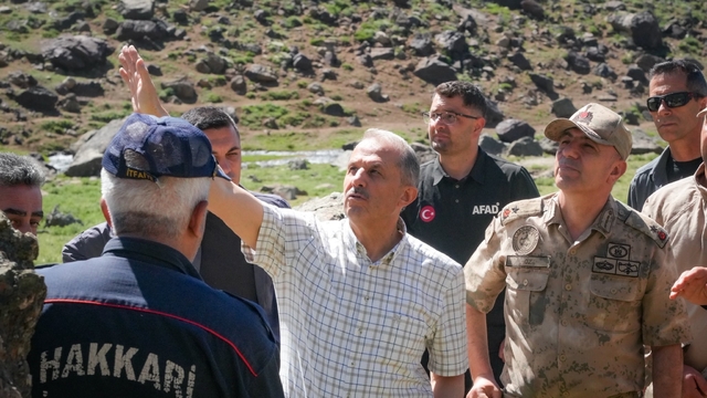 Süpha Dürek Dağı'nda kayıp dağcıyı arama çalışmaları sürüyor
Bölgede incelemelerde bulunan Hakkâri Valisi İbrahim Taşyapan, yetkililerden bilgi aldı