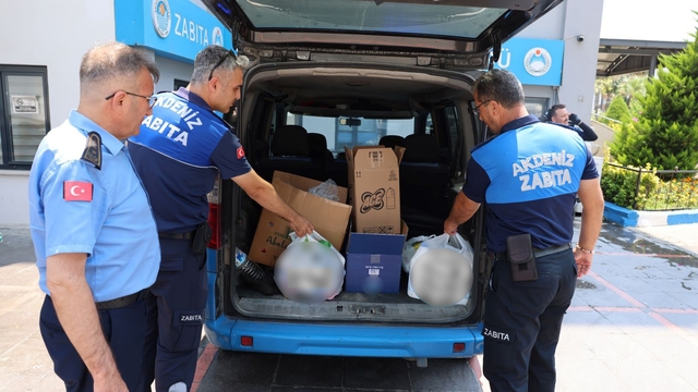 Mersin'de zincir markette 135 tarihi geçmiş ürün ele geçirildi