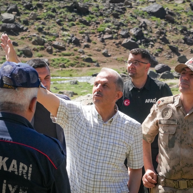 Süpha Dürek Dağı'nda kayıp dağcıyı arama çalışmaları sürüyor
Bölgede incele...