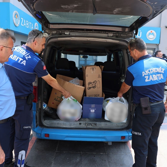 Mersin'de zincir markette 135 tarihi geçmiş ürün ele geçirildi
