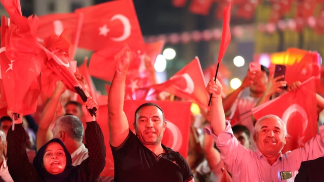 Şanlıurfa'da vatandaşlar meydanlara sığmadı