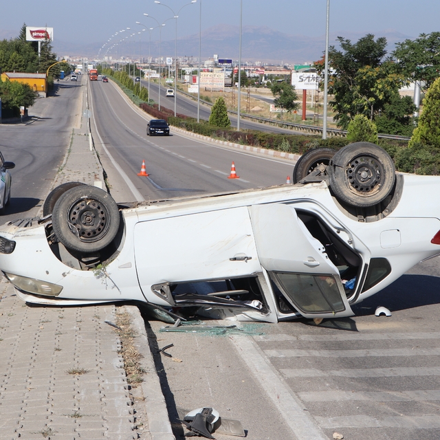 Karaman'da otomobil takla attı: 5 yaralı