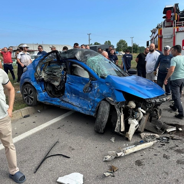Çekici ile çarpışan otomobil hurdaya döndü: 1 yaralı
