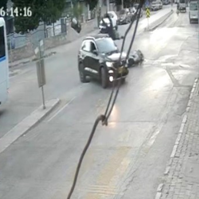 İzmir'de otomobilin motosiklete çarpıp kaçtığı kaza kameraya yansıdı