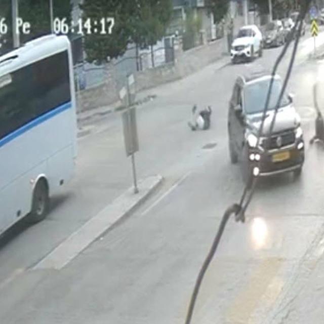 Motosiklete çarpan otomobilin sürücüsünün kaçtığı kaza kamerada