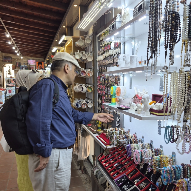 Tarihi külliyedeki lüle taşı stantlarında turist hareketliliği
Eskişehir'e...