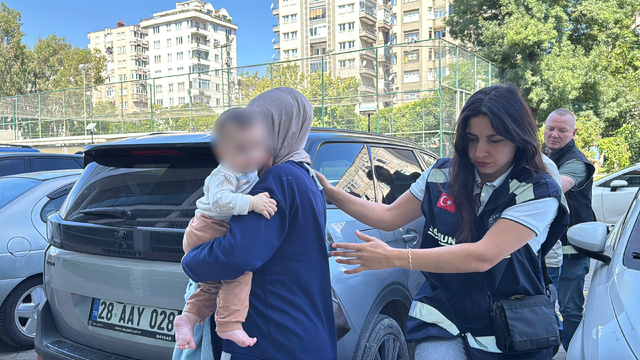 Kucağında bebeğiyle, çantasında 1 kilogram metamfetaminle yakalandı