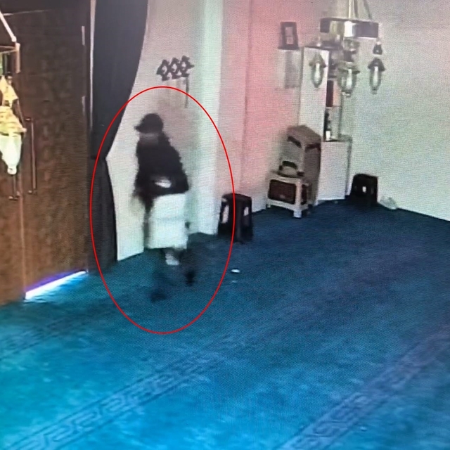 Camideki yardım kutusunu kırıp 100 bin TL çaldı; hırsızlık kamerada