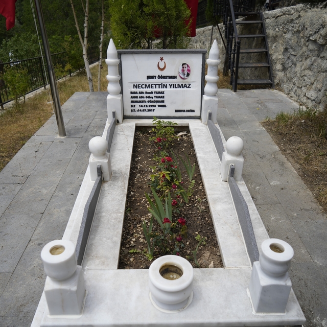Şehit öğretmen Necmettin Yılmaz şehadetinin 9. yılında kabri başında anıldı