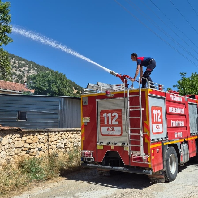 Burdur'da ev bahçesinde çıkan yangın çevreye sıçramadan söndürüldü