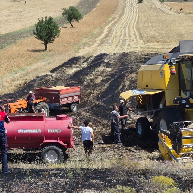 Tarladaki hasat sırasında biçerdöverin çıkardığı yangın, köyde bekletilen s...