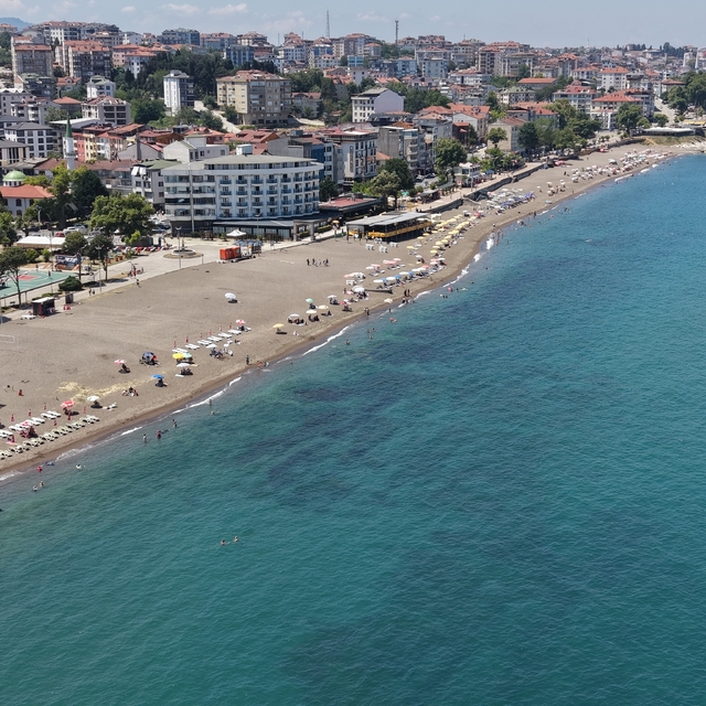 Akçakoca'da termometreler 37 dereceyi gösterdi, sahiller doldu taştı