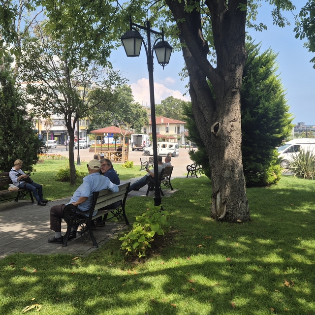Tekirdağ'da sıcaktan bunalanlar gölgelik alanlara sığındı