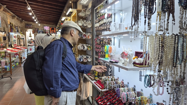 Tarihi külliyedeki lüle taşı stantlarında turist hareketliliği
Eskişehir'e gelen turistlerin rotası lüle taşı sergisi oluyor