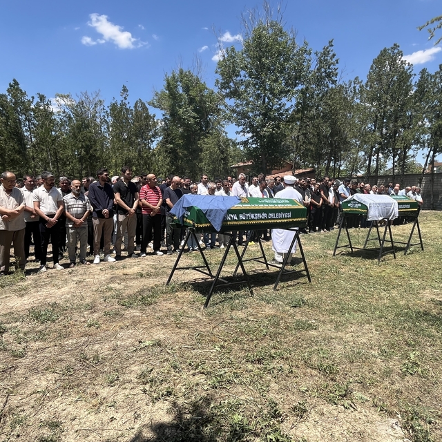 Kazada hayatını kaybeden anne ve kızı son yolculuğuna uğurlandı