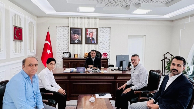 LGS Ağrı şampiyonu Muhammed Yusuf Işık'a Kaymakam Dertlioğlu'ndan anlamlı ödül