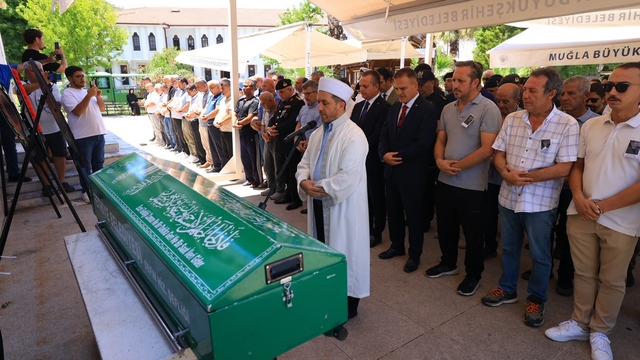 Muğla Valisi Akbıyık, şehit babasını son yolculuğuna uğurladı