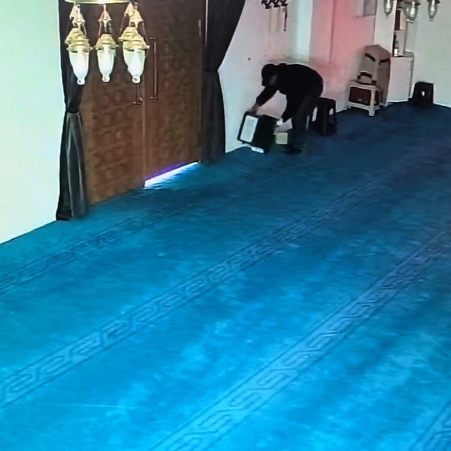 Camiye girdi, kaldırım taşıyla kırdığı yardım kutusundaki 100 bin lirayı ça...
