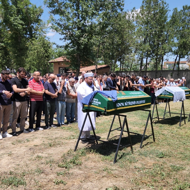 Kazada ölen anne ile kızı, son yolculuklarına uğurlandı
