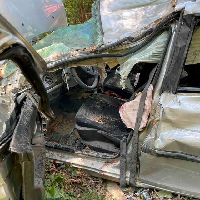 Ağaca çarpan otomobilin sürücüsü eski savcı öldü, eşi yaralandı