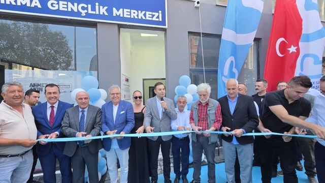 Bandırma'da gençlik merkezi hizmete açıldı
