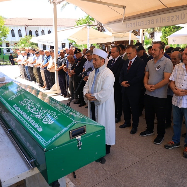 Muğla Valisi Akbıyık, şehit babasını son yolculuğuna uğurladı