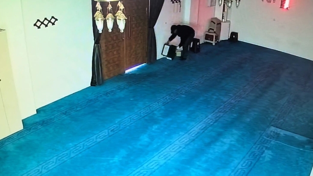 Camiye girdi, kaldırım taşıyla kırdığı yardım kutusundaki 100 bin lirayı çaldı
Camiye giren hırsızın o anları kameraya yansıdı