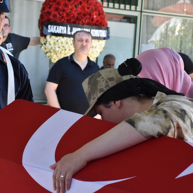 Kansere yenik düşen Uzman Çavuş, askeri törenle son yolculuğuna uğurlandı