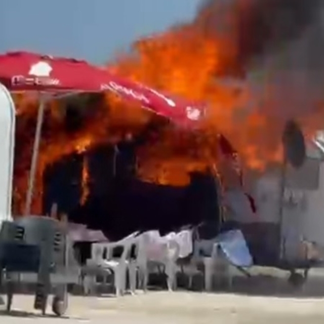 Park halindeki karavan alevlere teslim oldu