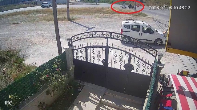 Yalova'da karı kocanın öldüğü kaza anı saniye saniye kameraya yansıdı
İki motosikletin çarpıştığı kazada: 2 ölü, 2 yaralı
