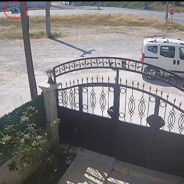 İki motosikletin çarpıştığı kaza kamerada; sürücü ile eşi öldü, oğulları ağ...