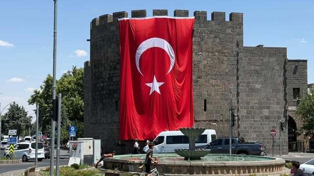 Diyarbakır surlarına dev Türk bayrağı asıldı