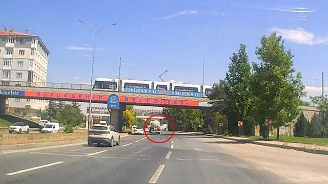 Eskişehir'de tankerin lastiğinin bomba gibi patladığı anlar kamerada