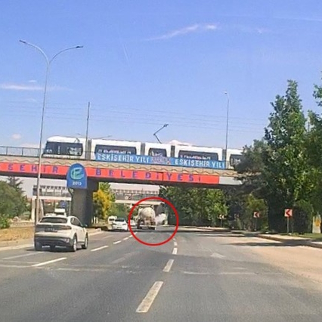 Eskişehir'de tankerin lastiğinin bomba gibi patladığı anlar kamerada
