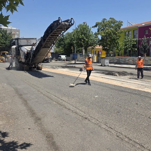 Büyükşehir Siverek merkezinde asfaltlama çalışması yaptı