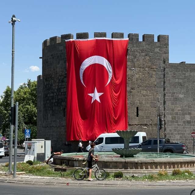 Diyarbakır surlarına dev Türk bayrağı asıldı