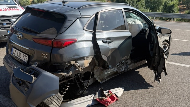 Bingöl'de otomobil bariyerlere çarptı: 2 yaralı