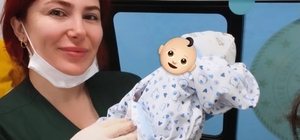 Hastaneye sevk edilen hamile kadın ambulansta doğum yaptı