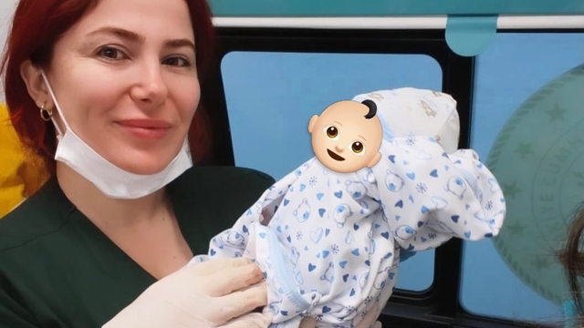 Hastaneye sevk edilen hamile kadın ambulansta doğum yaptı