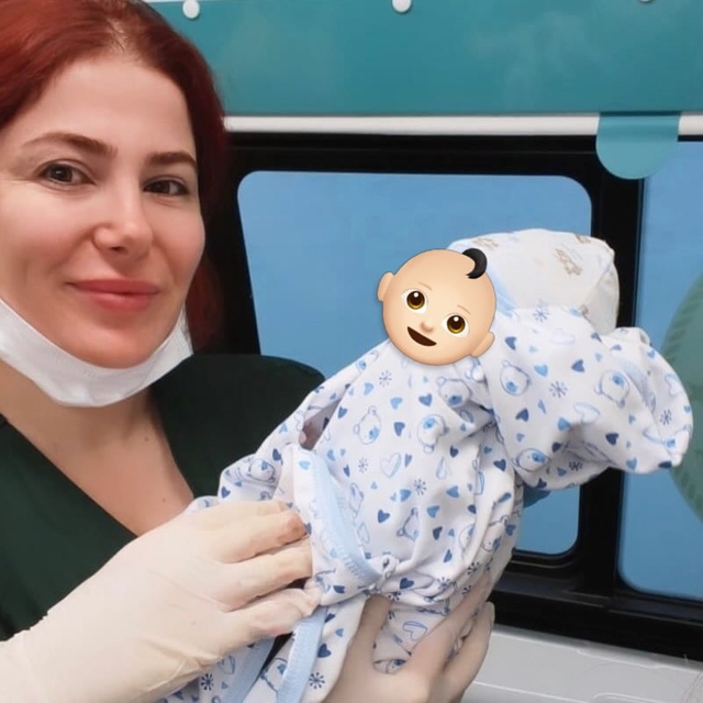 Hastaneye sevk edilen hamile kadın ambulansta doğum yaptı